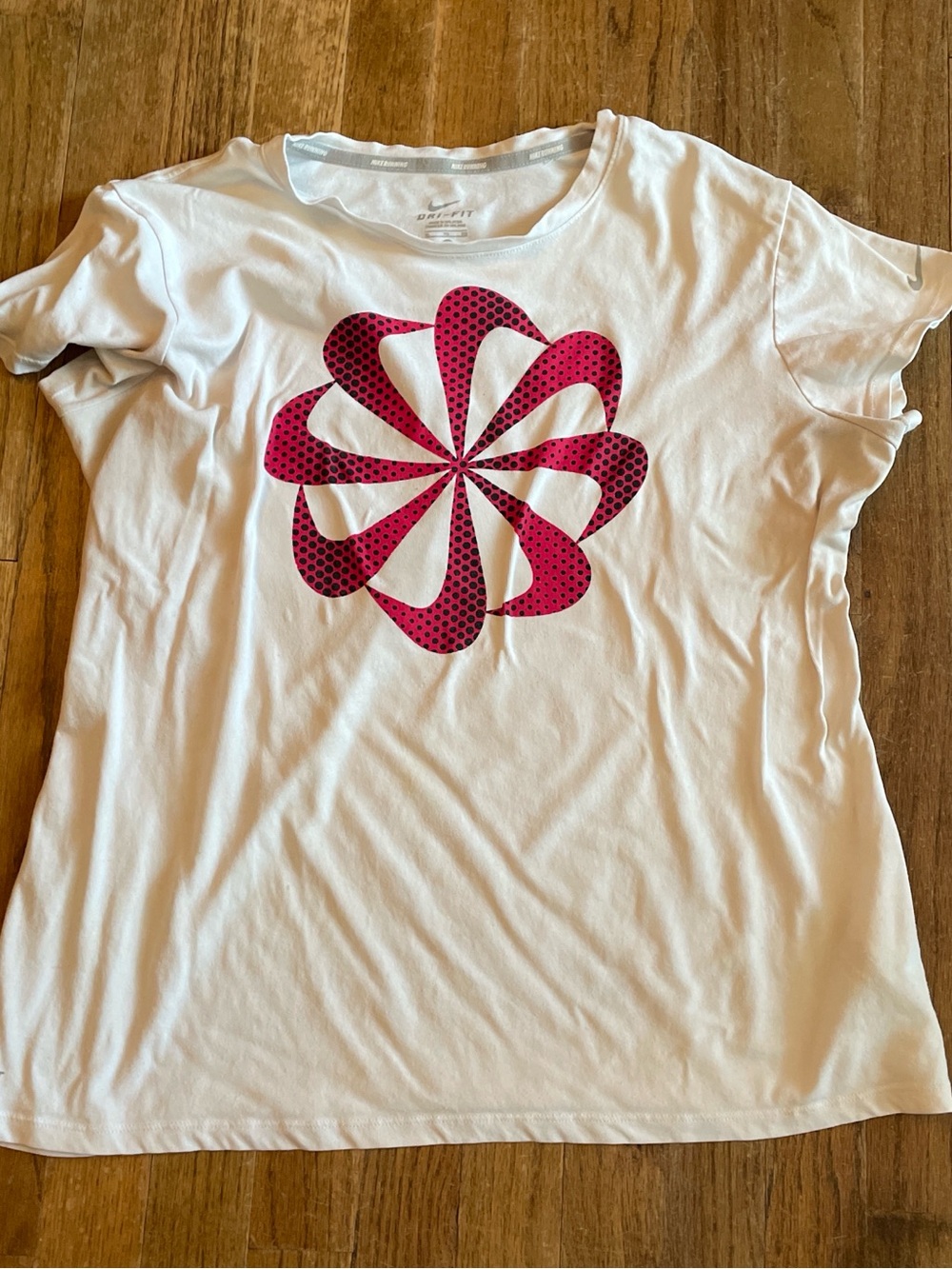 Girls Nike White Graphic Tee with Pink Nike Pinwheel Design